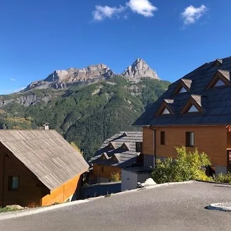 Joli Avec Terrasse Vue Sur Les Montagnes *